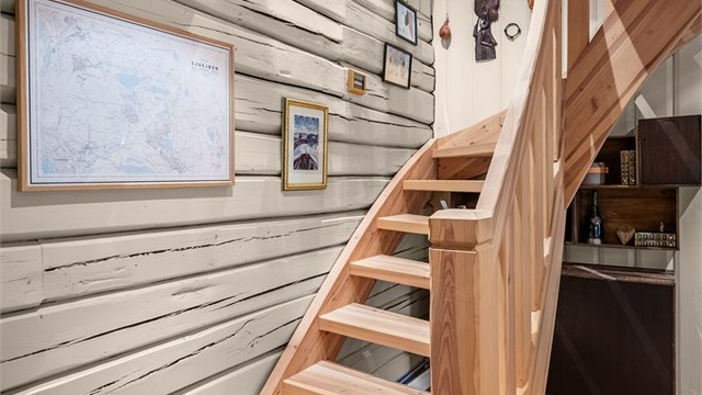 Hytta har også en innredet loftsetasje (lav takhøyde og ikke måleverdig)