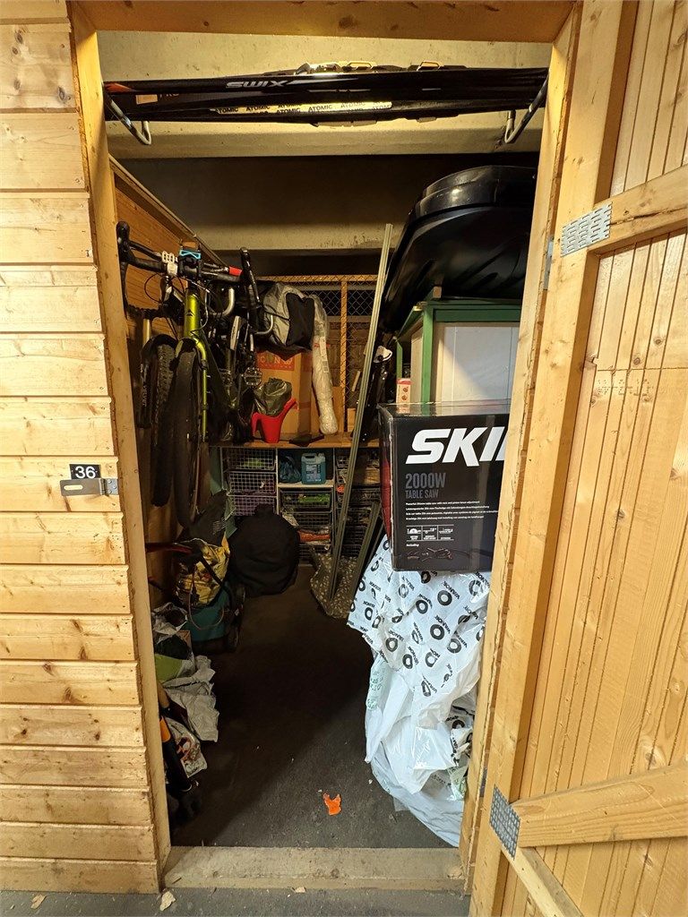 Selgers bilde av bod ved garasjen