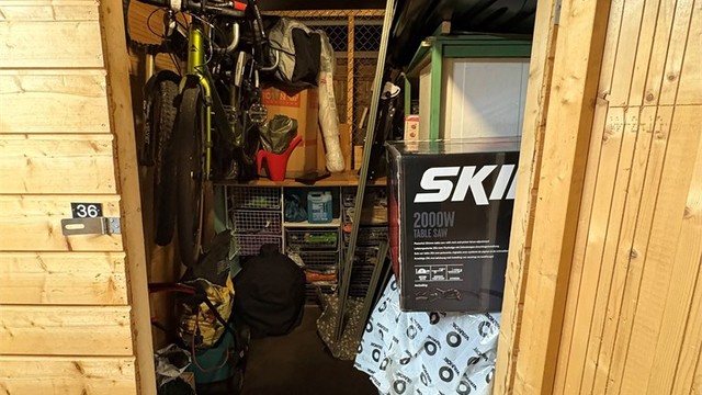 Selgers bilde av bod ved garasjen