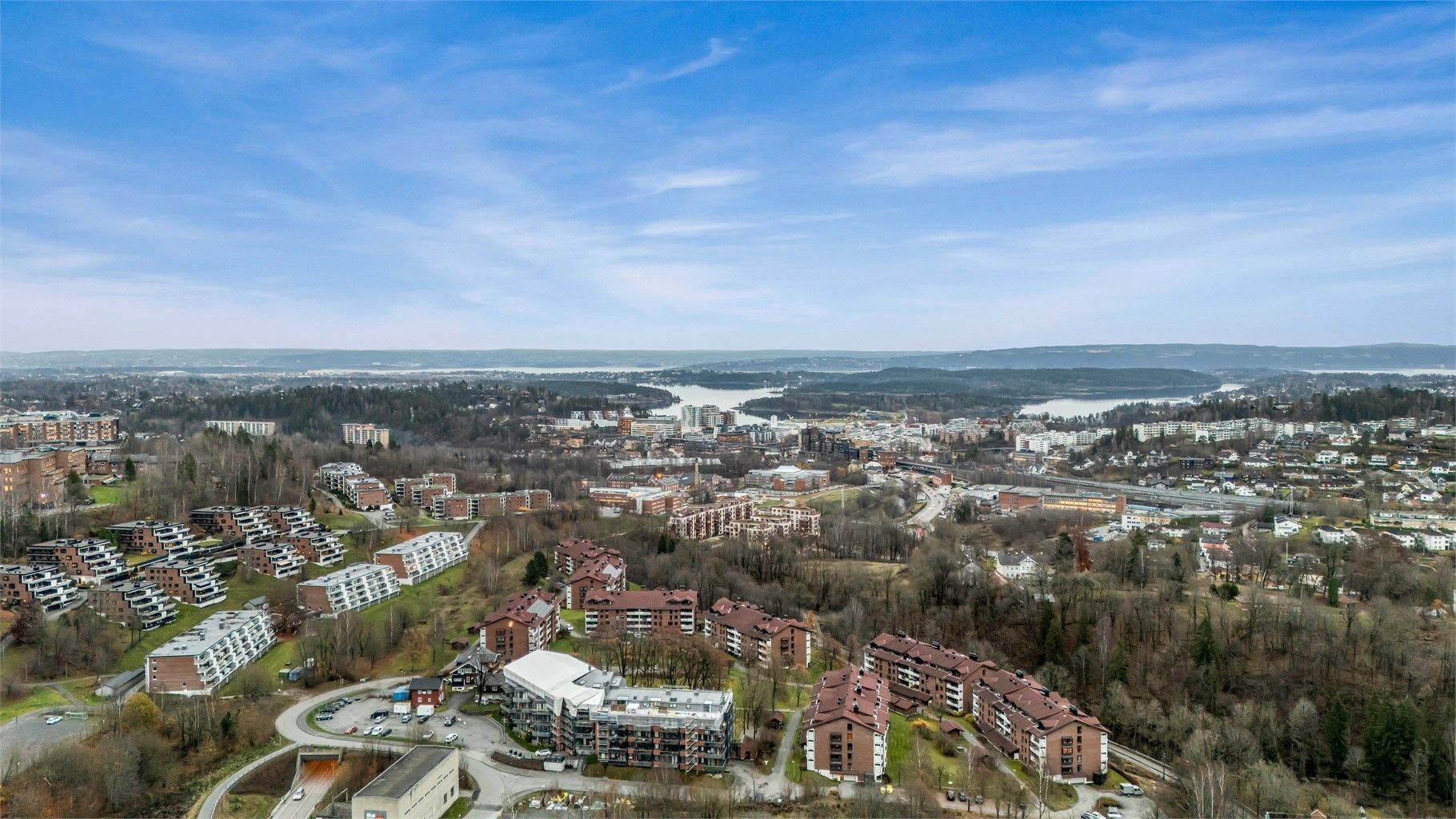 Fra sameiet kan man sparesere ned til Sandvika sentrum. 