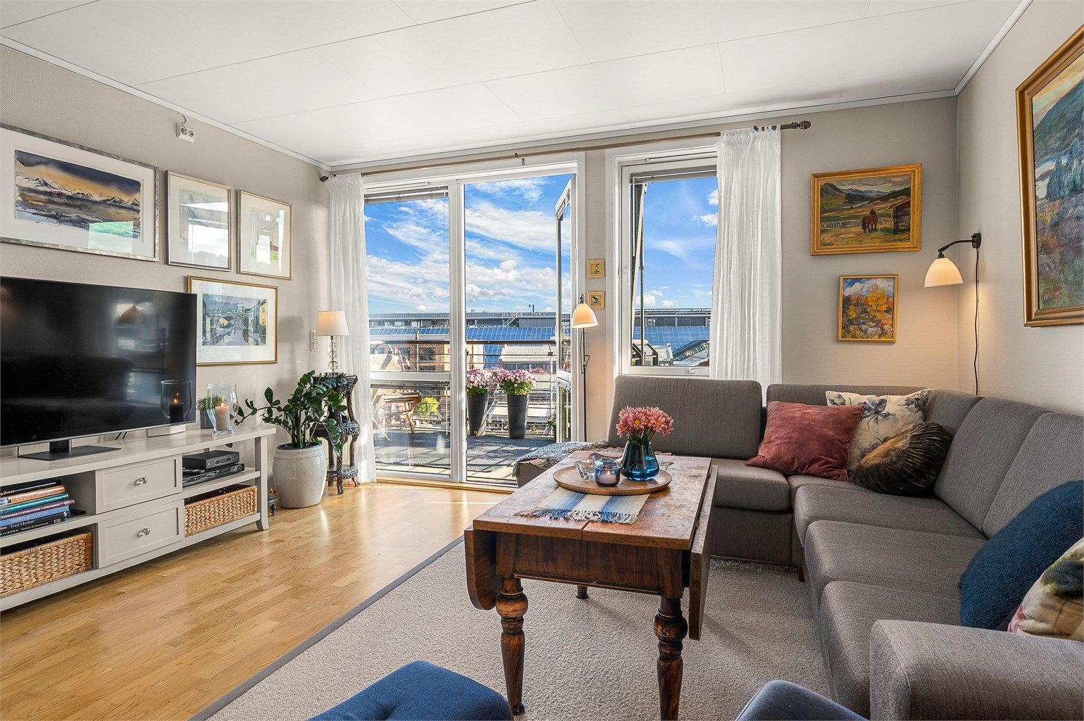 Stue med god plass til sofagruppe og oppvarming via radiator tilkoblet felles varmesentral.