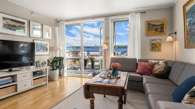 Stue med god plass til sofagruppe og oppvarming via radiator tilkoblet felles varmesentral.