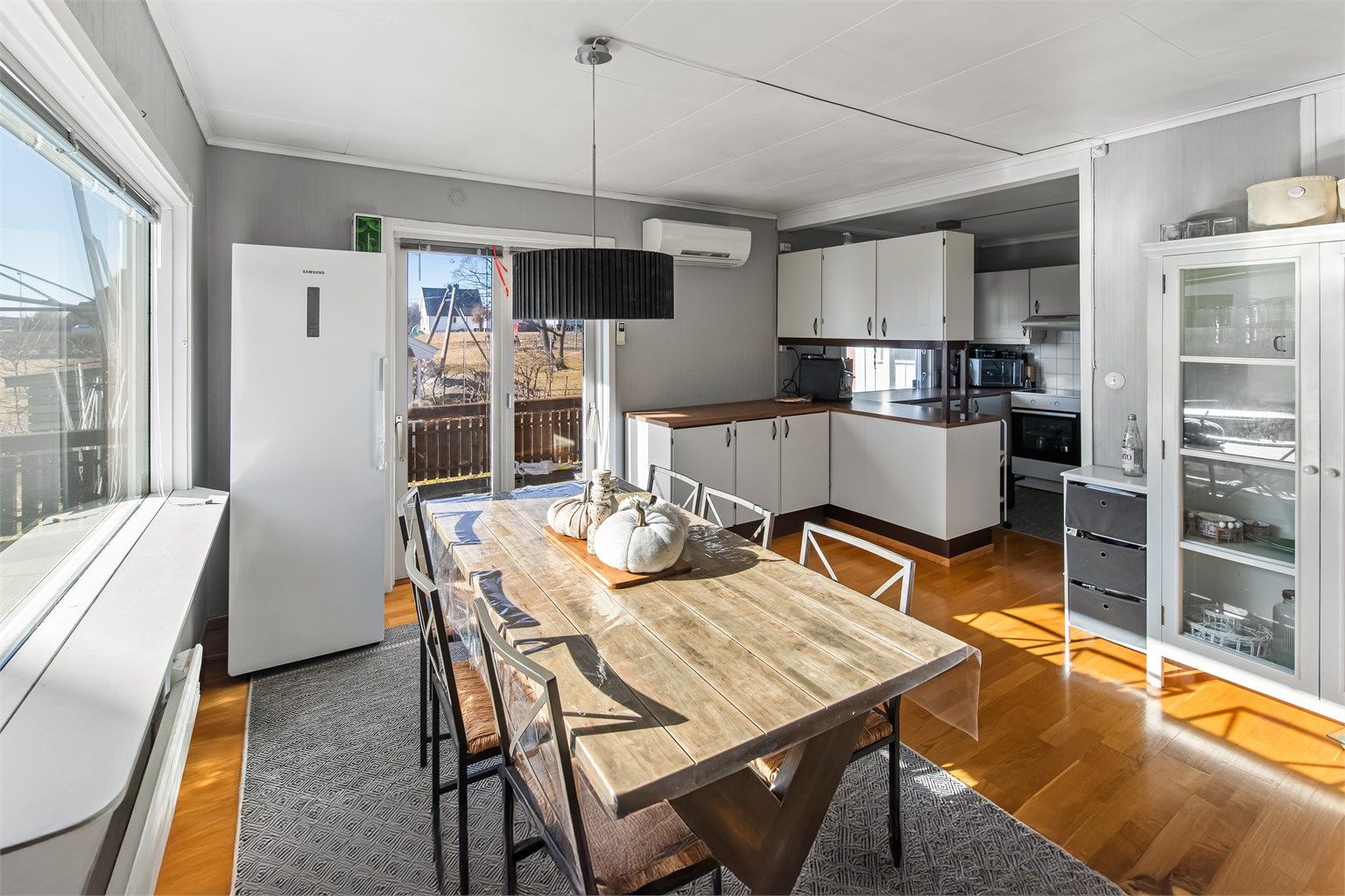 Kjøkken med spiseplass og utgang til terrasse og hage