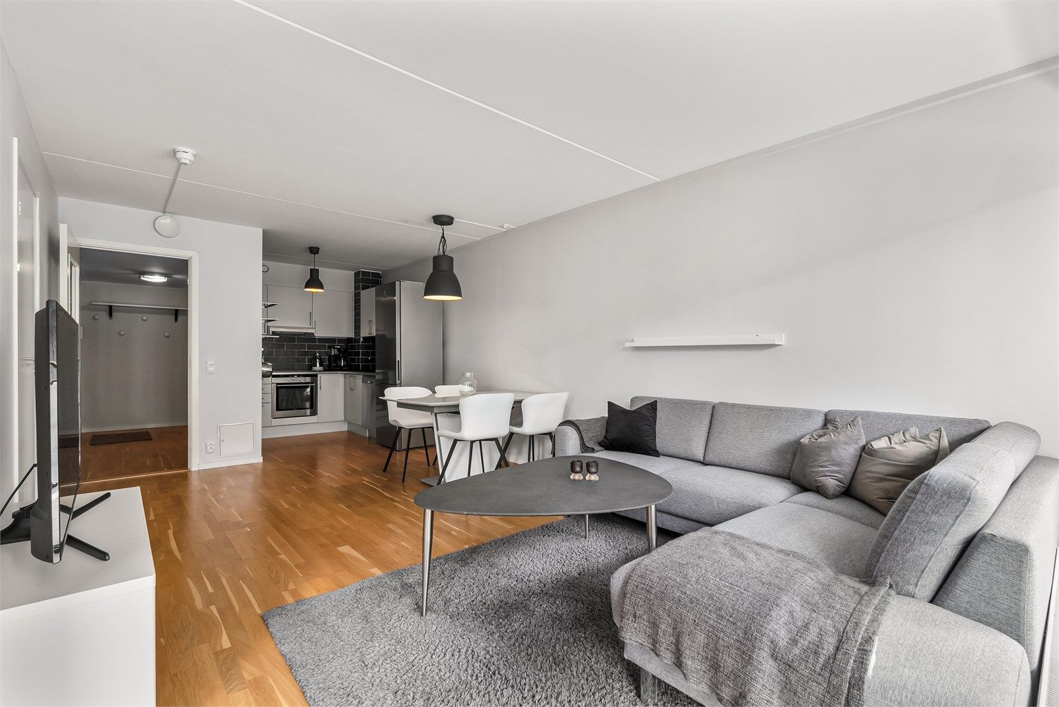 Stue - god plass til både sofa, bord, tv og tilhørende stuemøblement