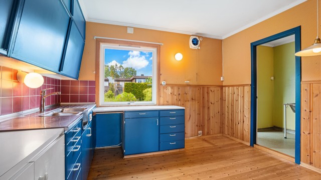 Romslig kjøkkenrom med tilgang til bakhage via vaskerom