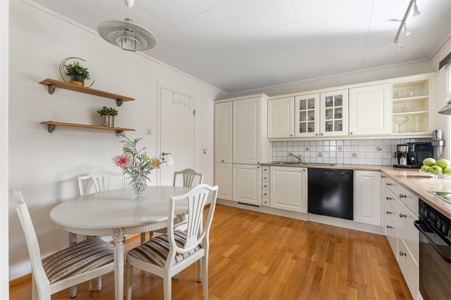 Kjøkkenet har integrert platetopp, stekeovn, oppvaskmaskin og kjøleskap med fryser