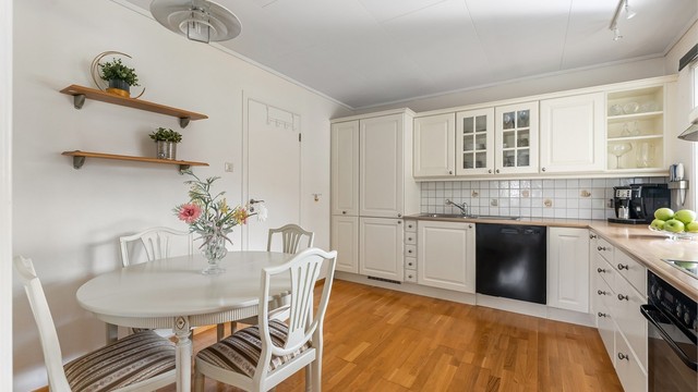 Kjøkkenet har integrert platetopp, stekeovn, oppvaskmaskin og kjøleskap med fryser