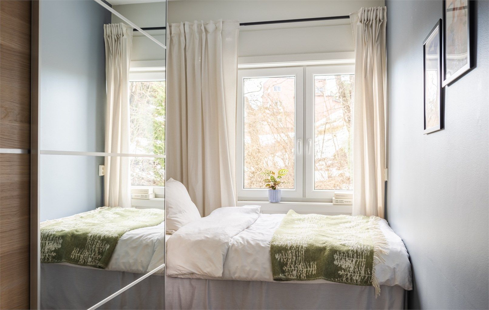 Leilighetens andre soverom er også av god størrelse. Her har du god plass til å innrede med ønsket møblement etter ønsket bruksområde. 