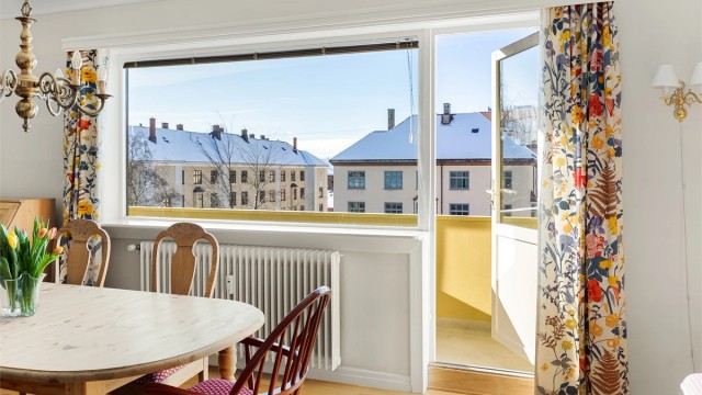 Fra stuen er det utgang til leilighetens balkong.
