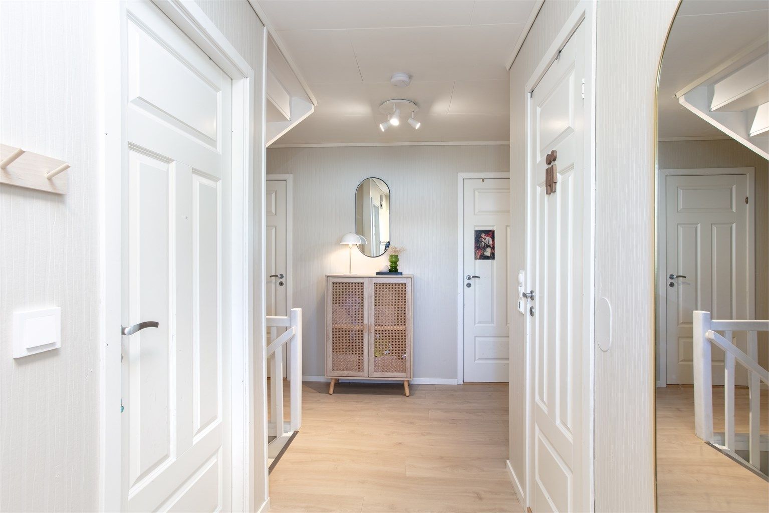 Gjennomgående materialvalg skaper en helhetlig følelse i etasjen.