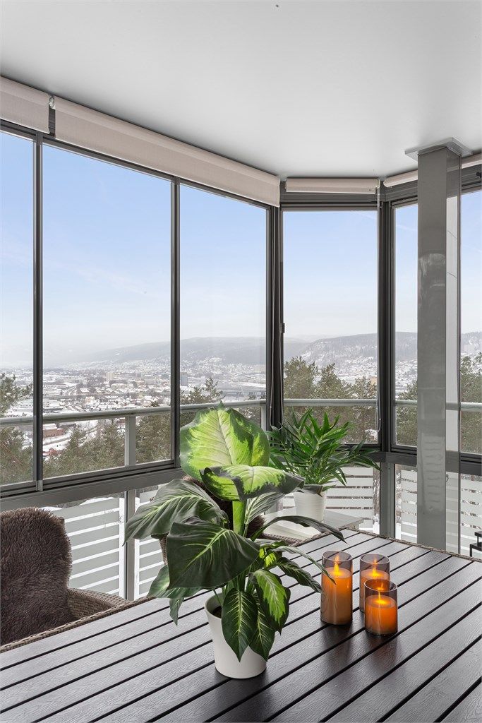 Flott utsikt fra innglasset balkong