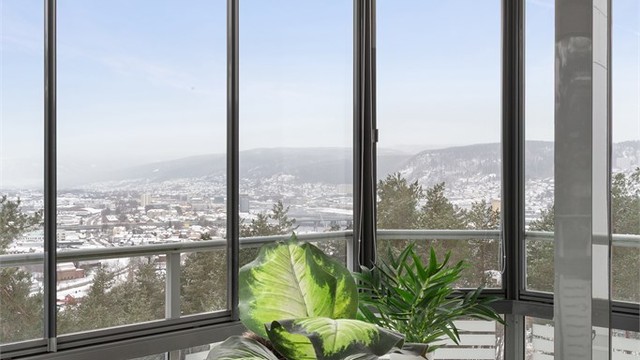 Flott utsikt fra innglasset balkong