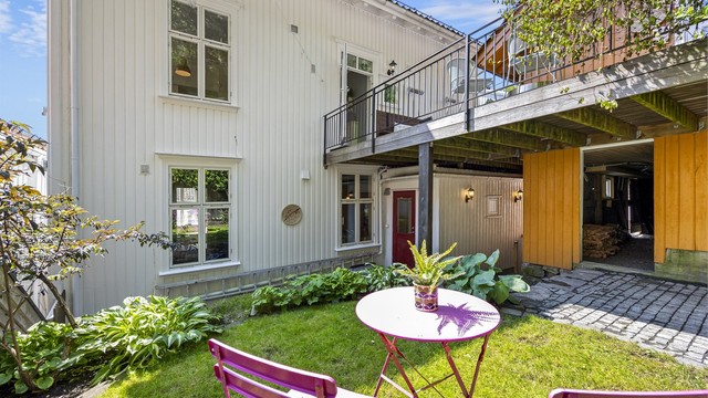 Uteområdet er opparbeidet med plen og beplantning, og har flere hyggelige soner.
