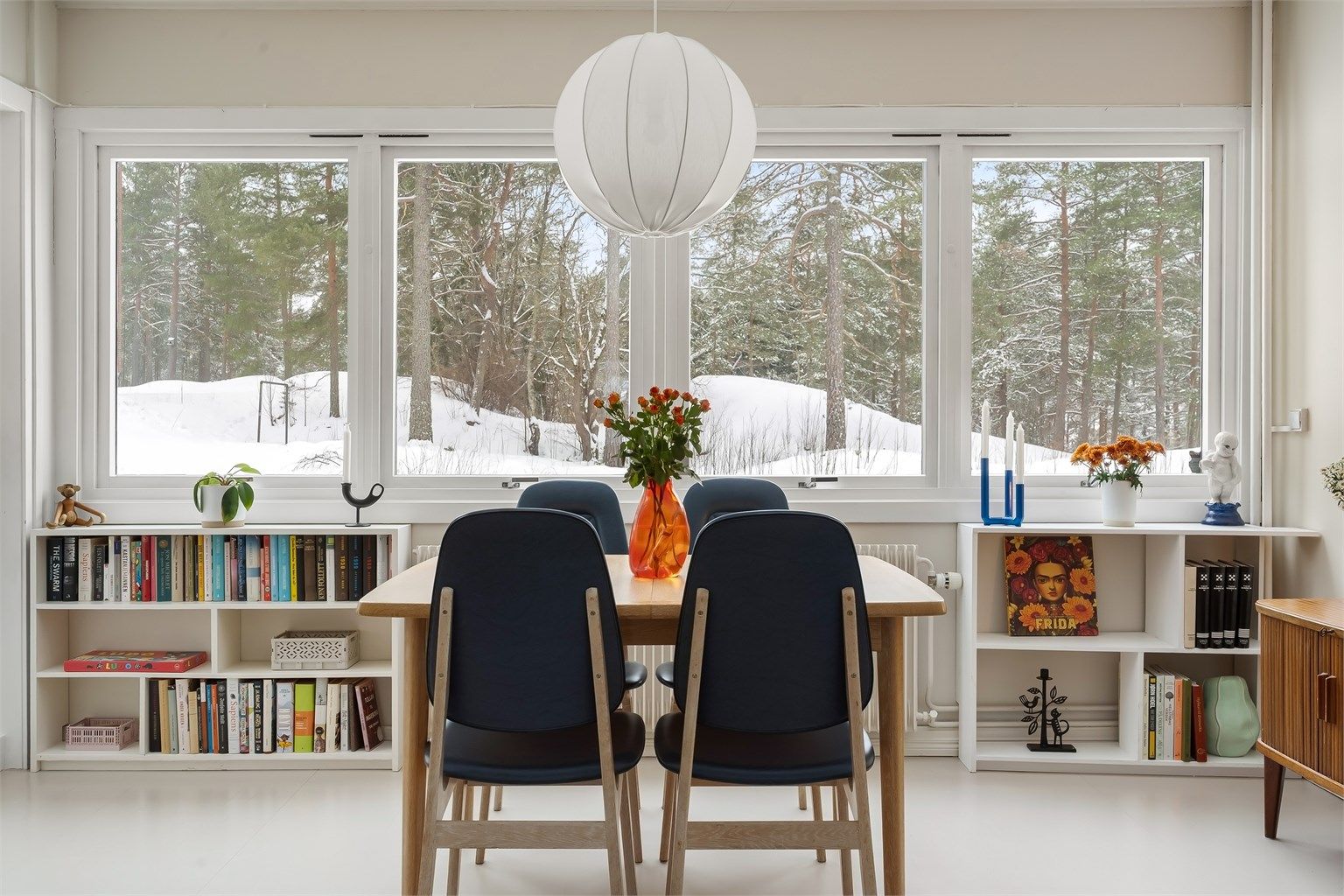 Boligen varmes opp via vannbåren varme tilknyttet radiatorer. Fyring, varmtvann og bredbånd (fiber) inkludert i felleskostnadene.