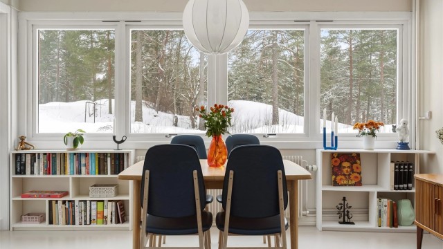 Boligen varmes opp via vannbåren varme tilknyttet radiatorer. Fyring, varmtvann og bredbånd (fiber) inkludert i felleskostnadene.