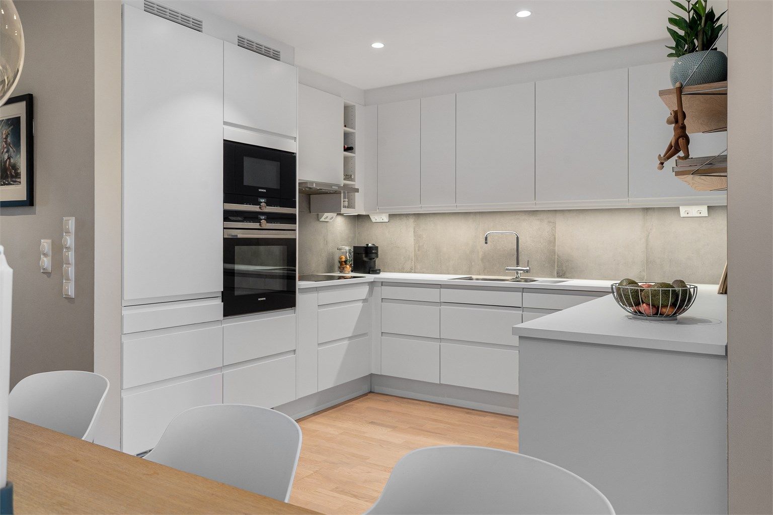 Moderne og funksjonelt kjøkken fra Marbodal. Kjøkkenet er holdt i en praktisk separat løsning, noe som skaper en fin sone for matlagingen.