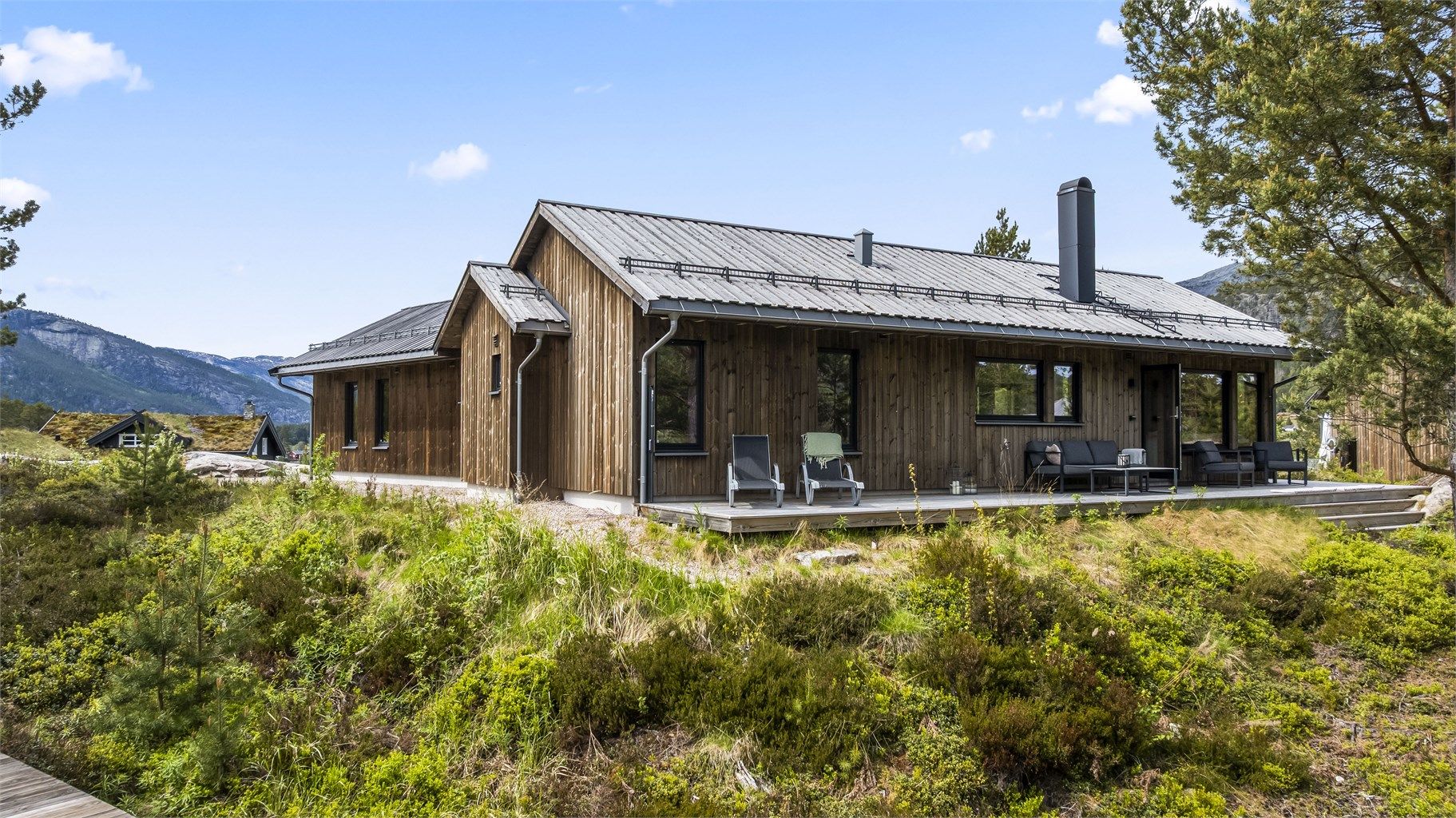 Lettholdt naturtomt med nydelige uteområder hvor man kan flytte med solen!
