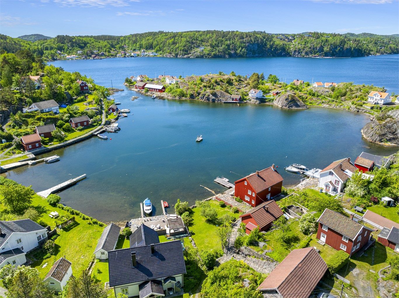 Skjærgården byr på lune viker, svaberg og holmer. Det er både restauranter, bakerier, strender og mange aktiviteter man kan oppdage på Borøy og de andre øyene i området.