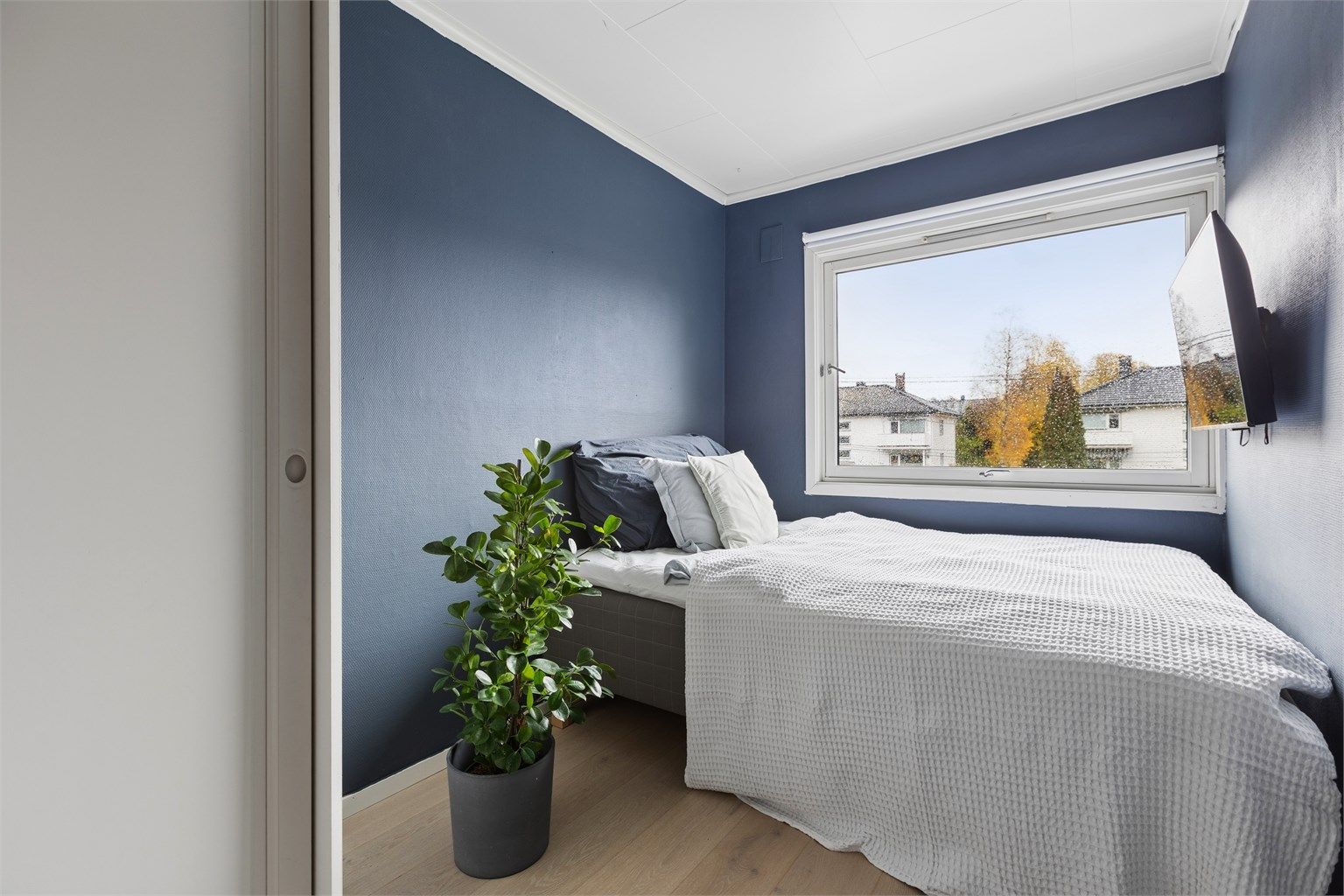 Det andre soverommet i etasjen passer godt som barnerom, gjesterom eller kontor.