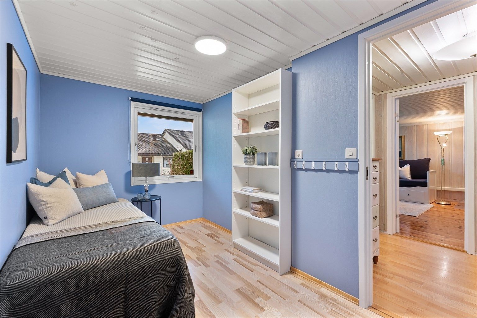 Soverommet i underetasjen har parkett på gulvet og plass til både seng og oppbevaring.