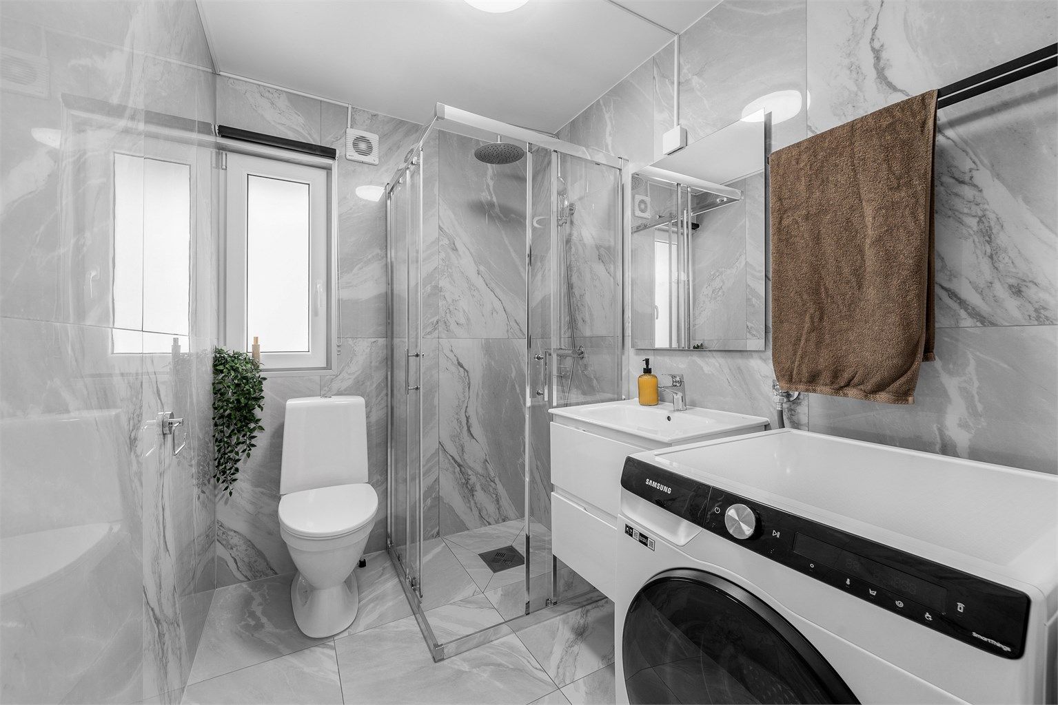 Flislagt bad med varmekabler i gulv.