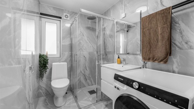 Flislagt bad med varmekabler i gulv.