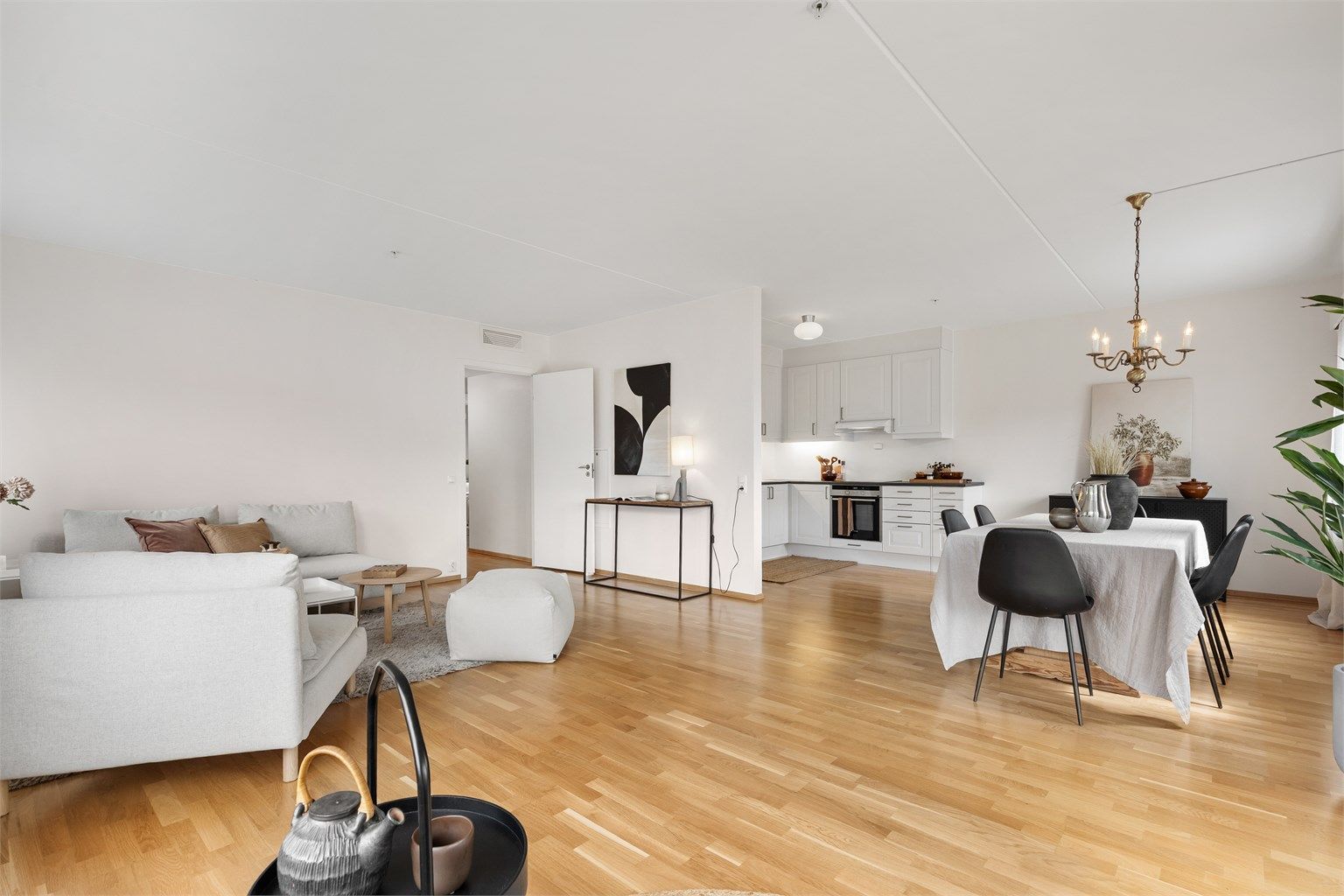 Leiligheten har en lys og innbydende stue med åpen løsning mot kjøkkenet, store vindusflater og god plass til sofagruppe og stuebord. Den åpne løsningen skaper mye luft i rommet, og gir god plass til forskjellige sittegrupper
