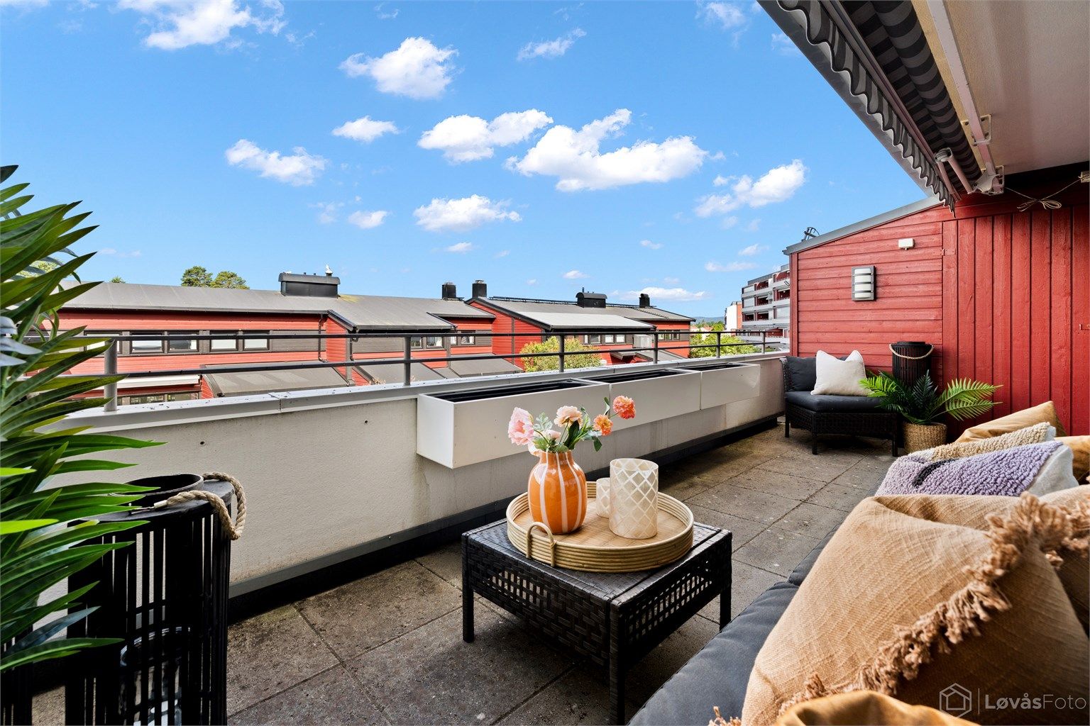 I tilknytning til stuen finner du en hyggelig vestvendt balkong på ca. 13 m² med god plass til utemøbler.
Foto: John Løvås