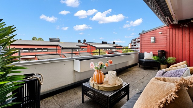 I tilknytning til stuen finner du en hyggelig vestvendt balkong på ca. 13 m² med god plass til utemøbler.
Foto: John Løvås