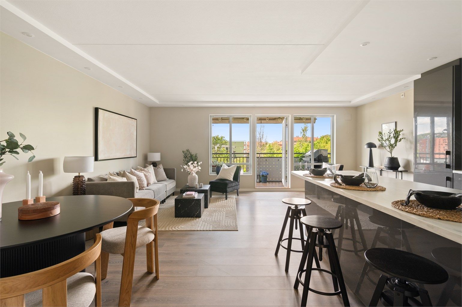 Stuen er svært romslig med god planløsning og kan enkelt innredes med en hyggelig sofagruppe med tilhørende sofabord og annet ønskelig stuemøblement. 