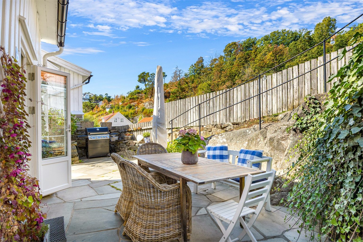 Sola skinner på uteplassen fra ca. kl. 09:30-19:30 (midtsommers).