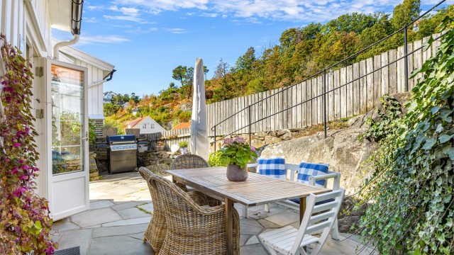 Sola skinner på uteplassen fra ca. kl. 09:30-19:30 (midtsommers).