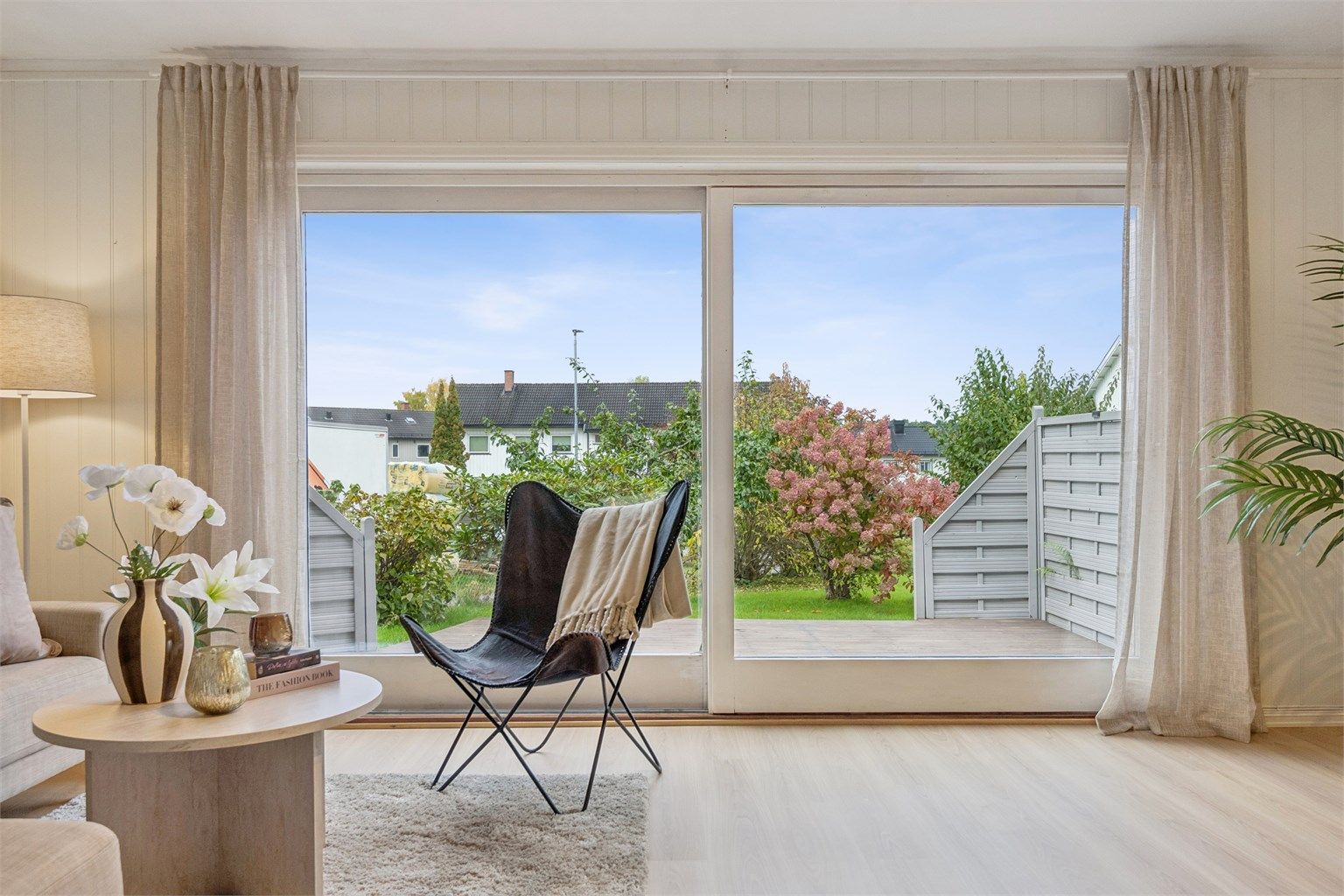 Store vindusflater gir rikelig med naturlig lys. 