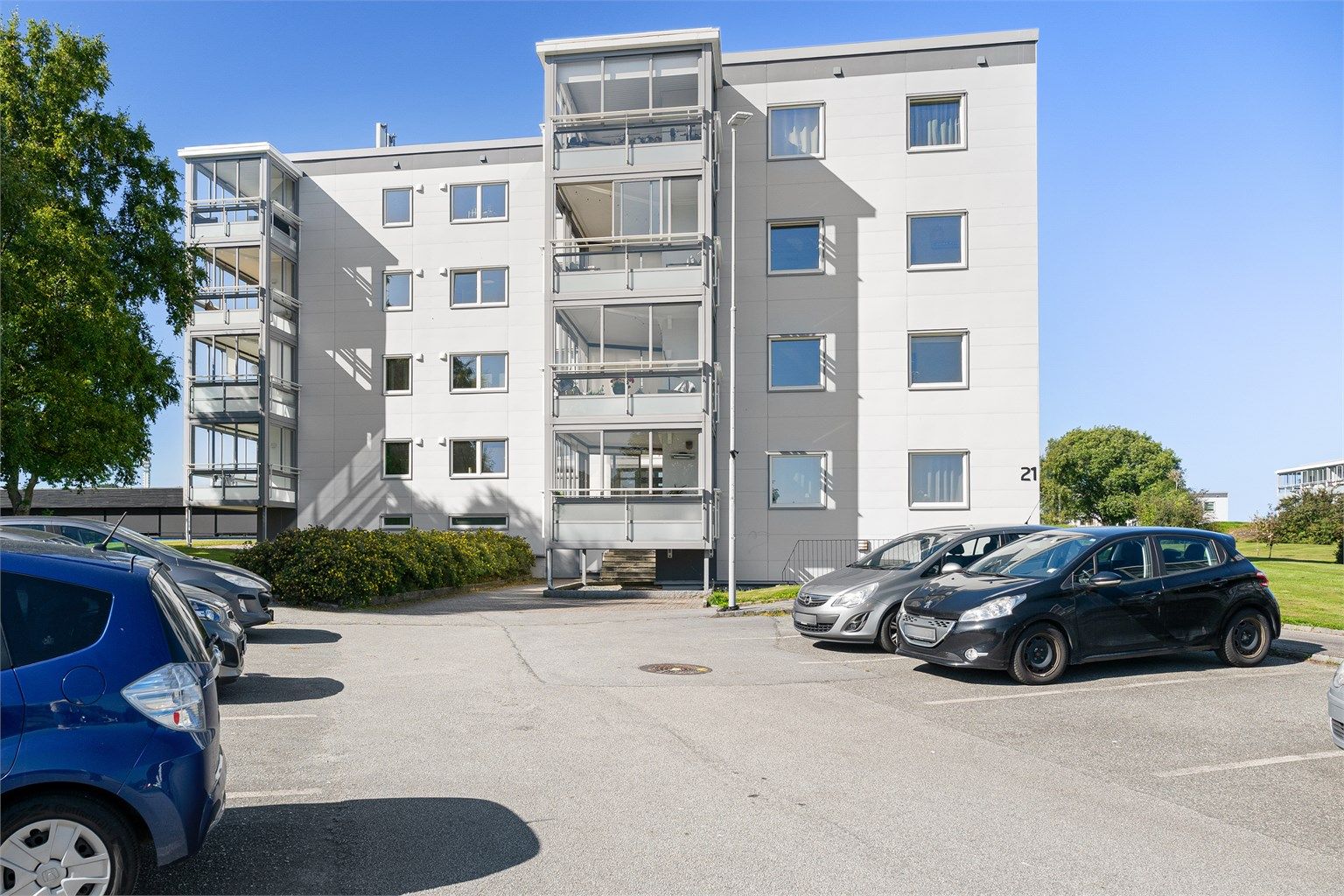 Felles parkeringsplass for beboerne og gjester. 