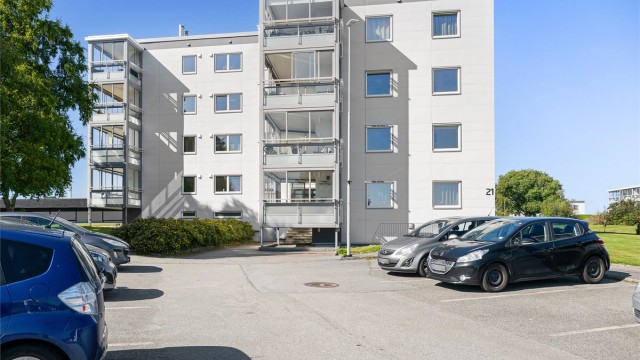 Felles parkeringsplass for beboerne og gjester.