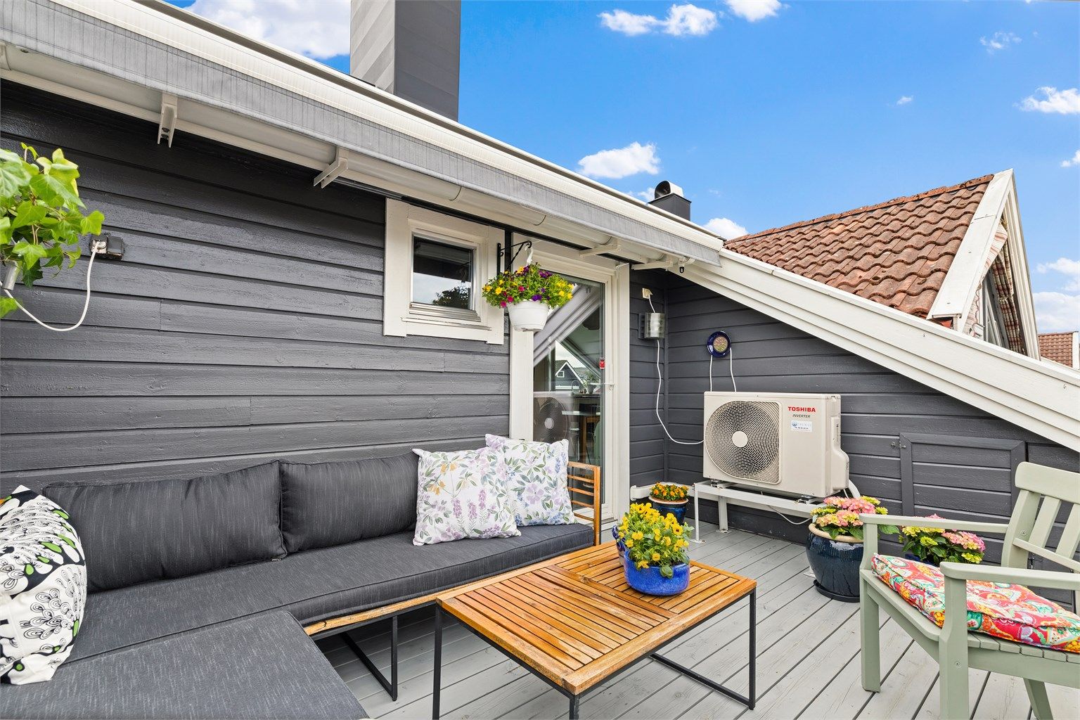 Terrassen er utstyrt med elektrisk solskjerming, installert i 2025.