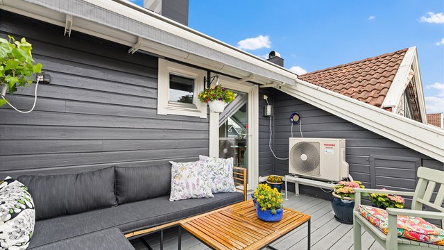 Terrassen er utstyrt med elektrisk solskjerming, installert i 2025.