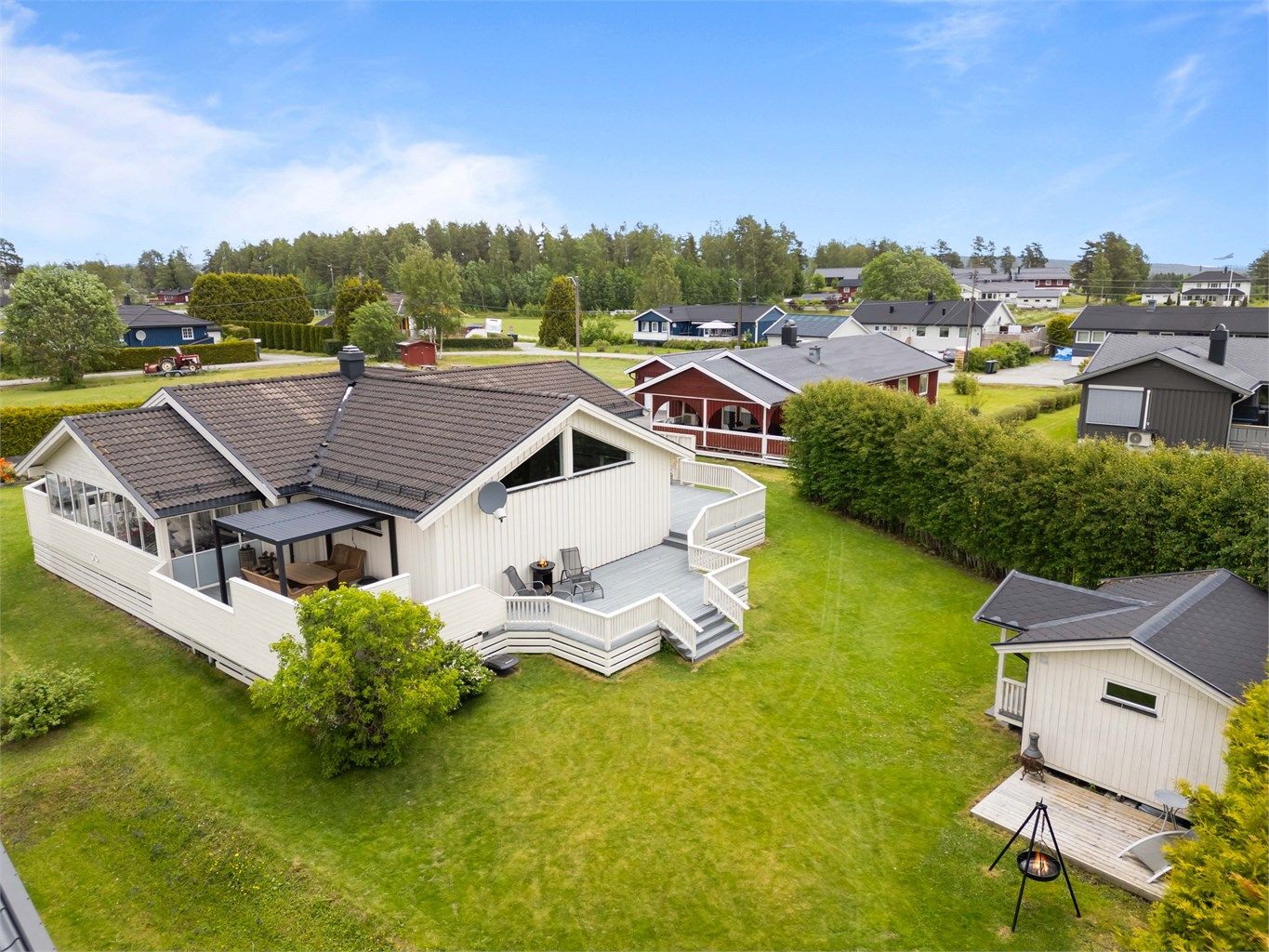 En stor enebolig over to etasjer. Beliggenheten er svært familievennlig med kort vei til alt man trenger i hverdagen og nærhet til flotte turområder.