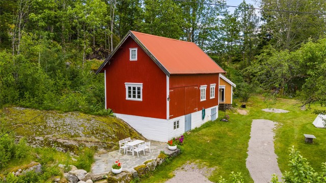 Eiendommen er svært innholdsrik og idyllisk, og har mange flotte opparbeide uteplasser i tillegg til skog
