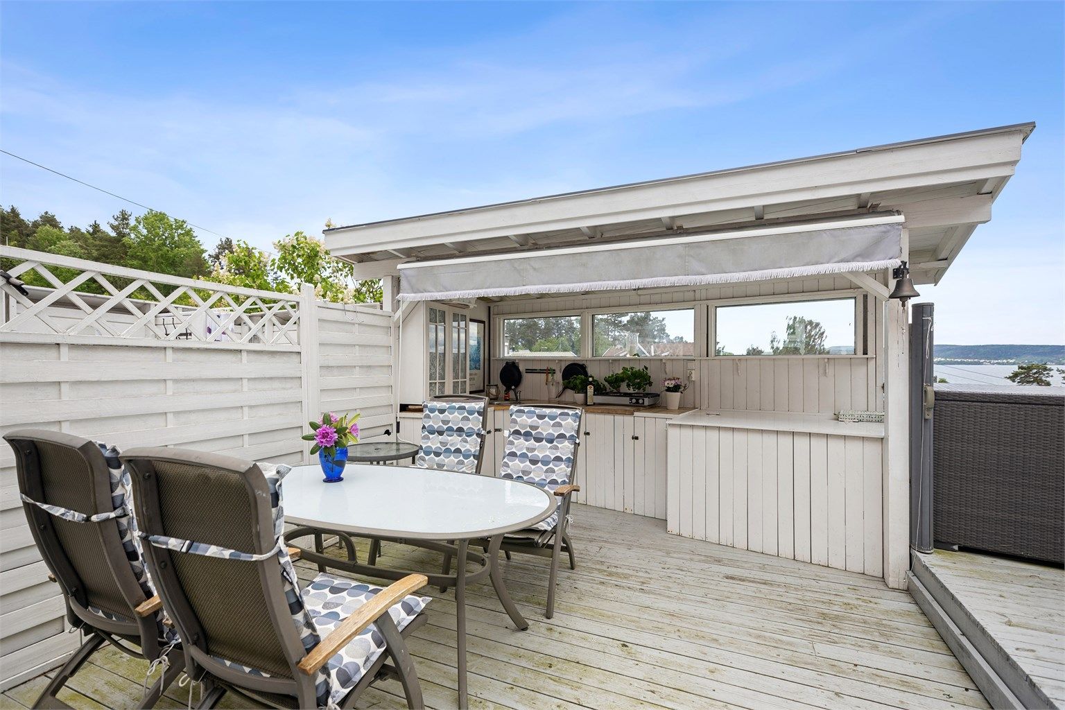 Praktisk og innbydende utekjøkken gjør det enkelt å lage sommerens måltider under åpen himmel