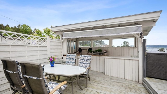 Praktisk og innbydende utekjøkken gjør det enkelt å lage sommerens måltider under åpen himmel