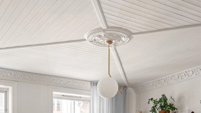 Stuen har en generøs takhøyde med en elegant rosett som et sentralt blikkfang.