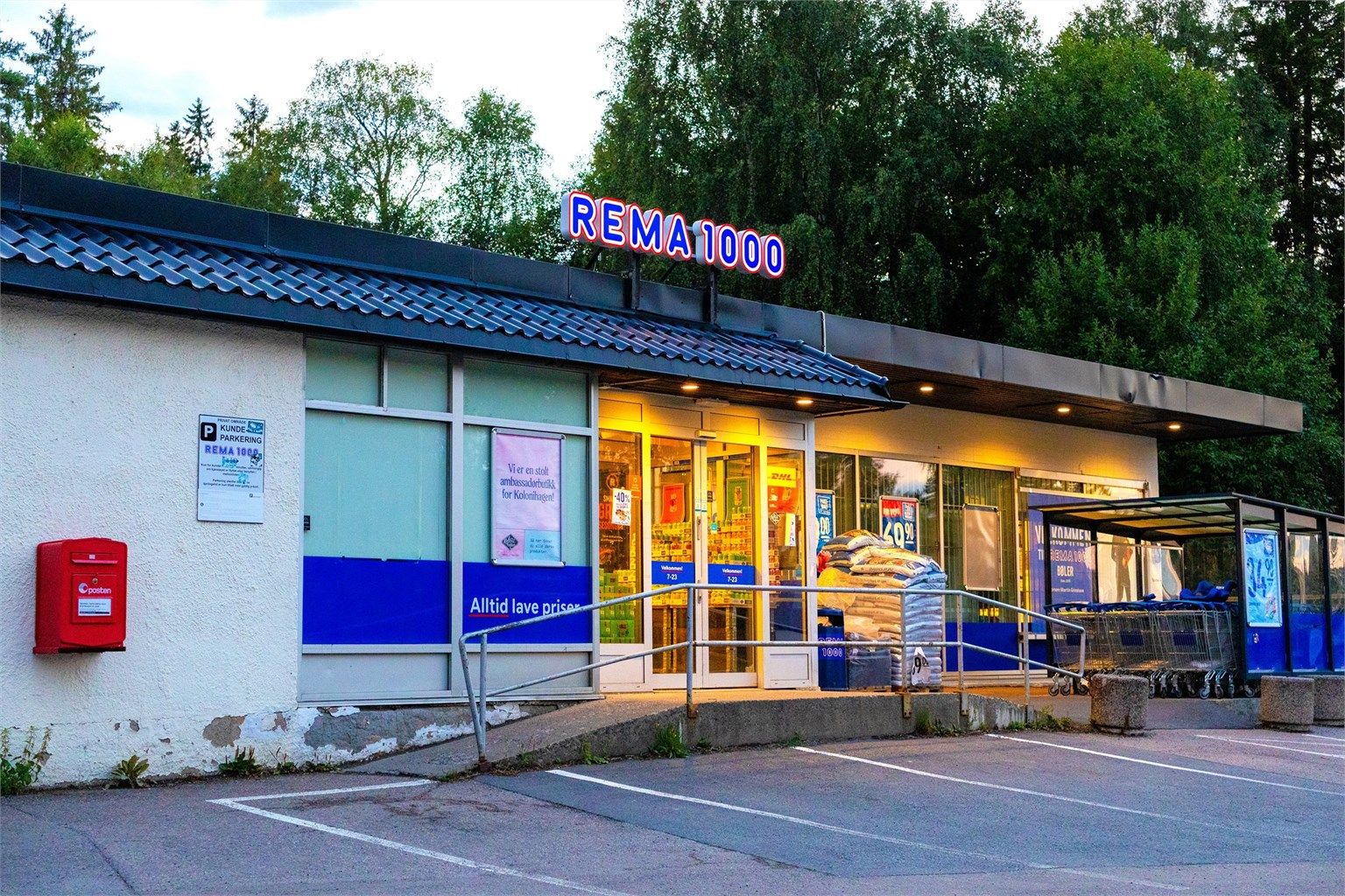 En av lokalbutikkene i umiddelbar nærhet av hjemmet ditt.
- Rema1000,  noen hundre meter unna boligen din samt like ved kunsterboligene.
- Kiwi nedenfor Nøklevann Skole og 
- Coop Mega på Bøler senter.
Alle disse matbutikkene er innen kort gangavstand.