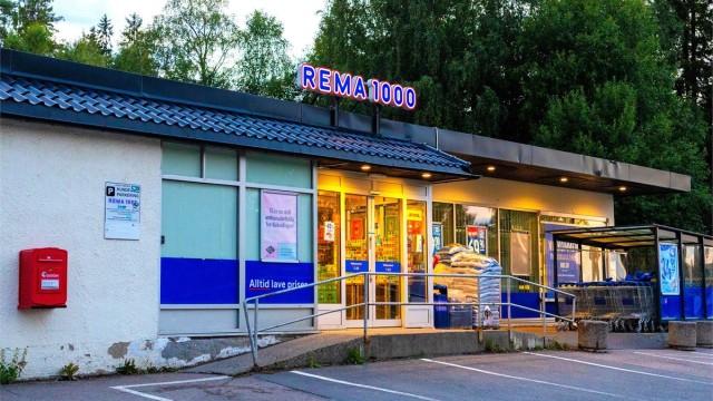 En av lokalbutikkene i umiddelbar nærhet av hjemmet ditt.
- Rema1000, noen hundre meter unna boligen din samt like ved kunsterboligene.
- Kiwi nedenfor Nøklevann Skole og
- Coop Mega på Bøler senter.
Alle disse matbutikkene er innen kort gangavstand.