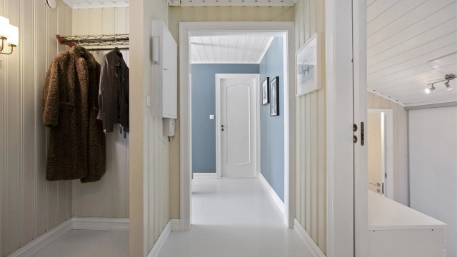 Entré med plass til yttertøy og praktisk forbindelse videre inn i boligen.