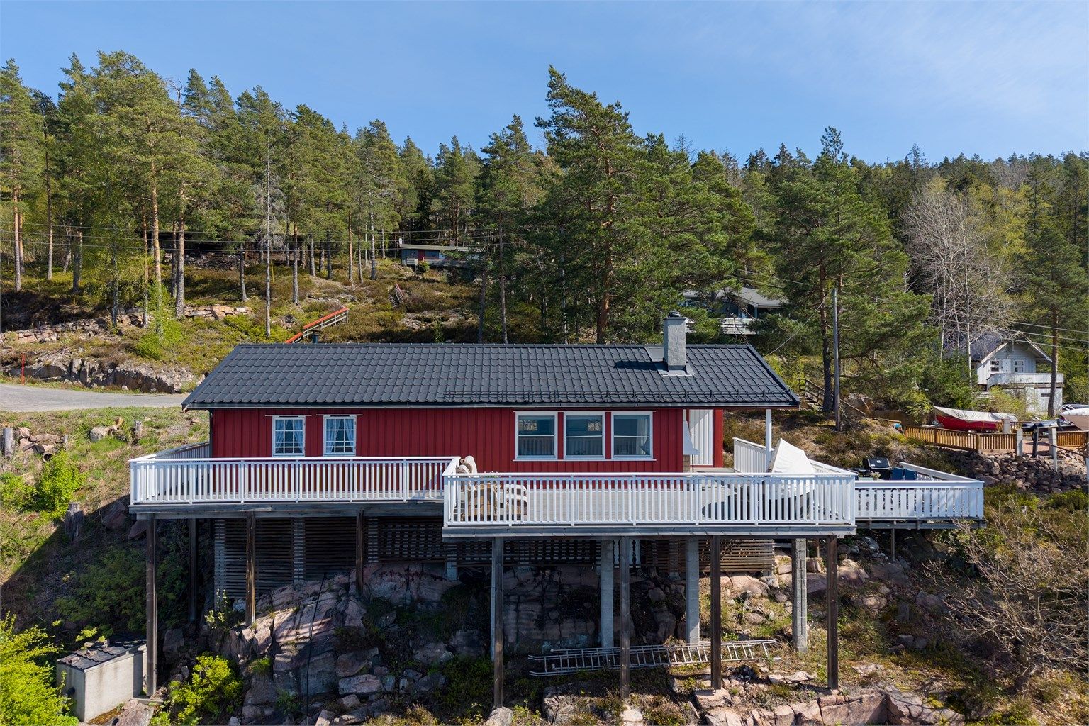 Hytta er innholdsrik med 3 soverom, stue/kjøkken, bad, og en romslig terrasse. Det er parkering rett utenfor døren