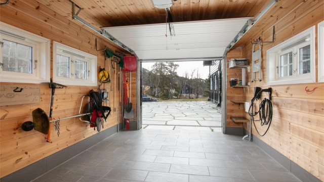 Fra garasjen er det direkte utgang til den skiferbelagte gårdsplassen.