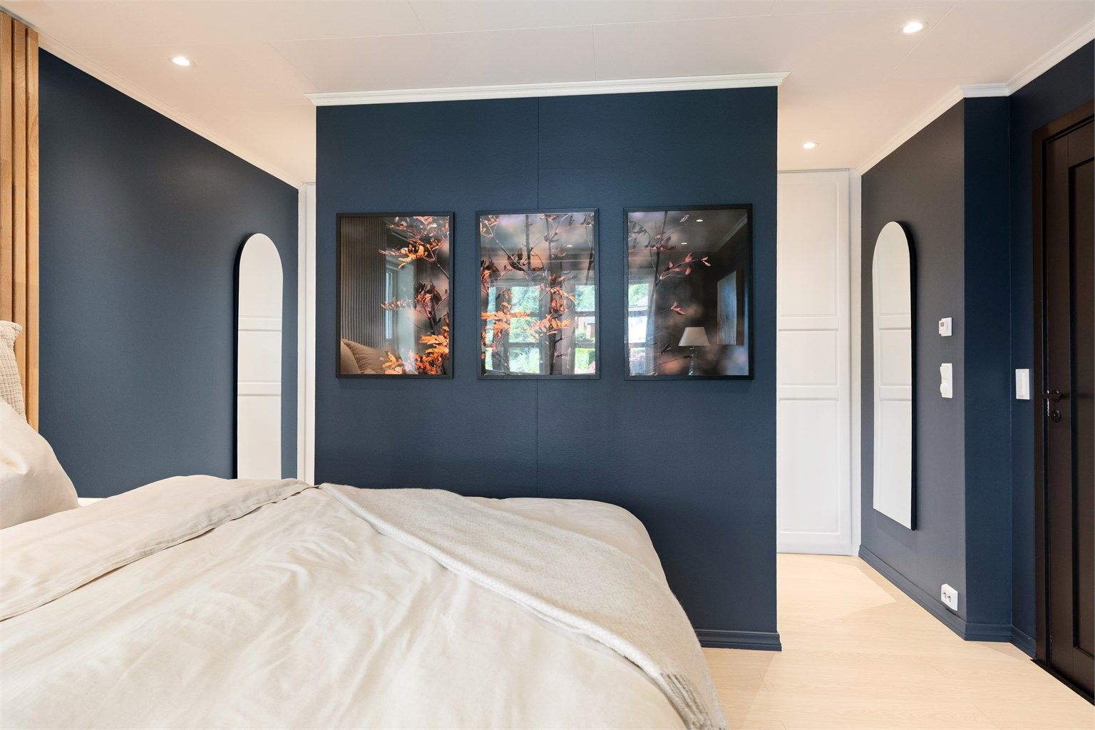 Moderne og stilfullt innredet soverom med garderobe og spotter i tak