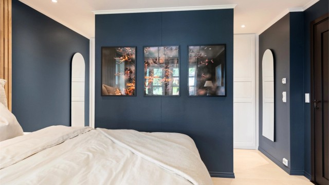 Moderne og stilfullt innredet soverom med garderobe og spotter i tak