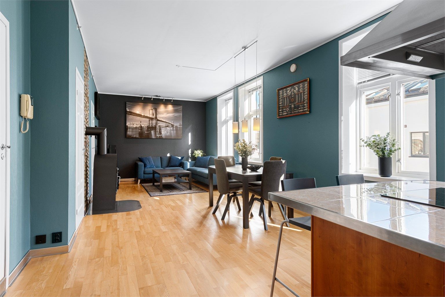 Stort, lyst og luftig rom med store vindusflater som gir godt med naturlig lysinnslipp. Brede, flotte vinduskarmer. 